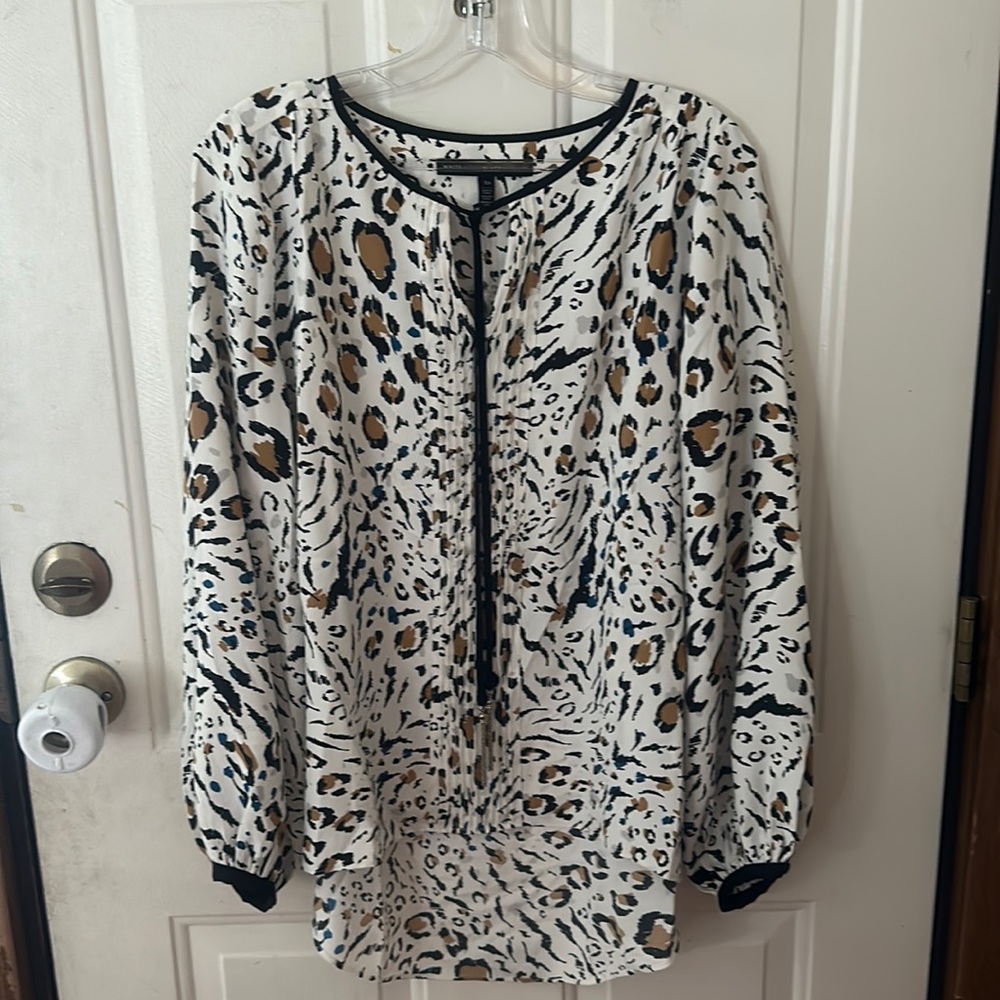 WHITE HOUSE BLACK MARKET ANIMAL PRINT TOP: WHITE/BLACK: NWOT: SZ XS